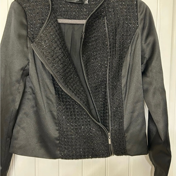 Chic Black Women's Blazer with Textured Detail - Picture 4 of 9